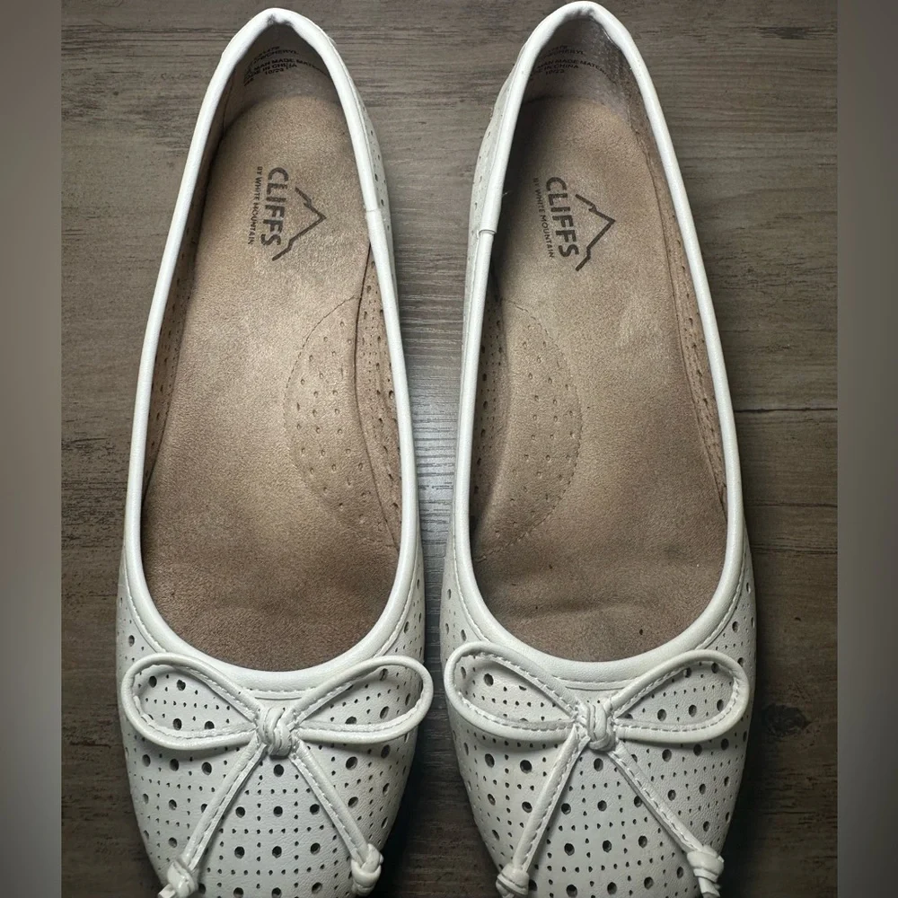 Cliffs By White Mountain‎ Womans White Slip On Flats Shoe With Bows W 7.